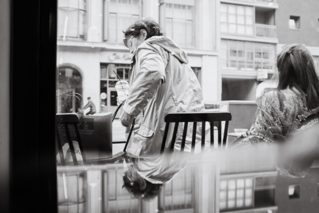 Black and white photo street photography stadtmitte Berlin Frau mit tasche